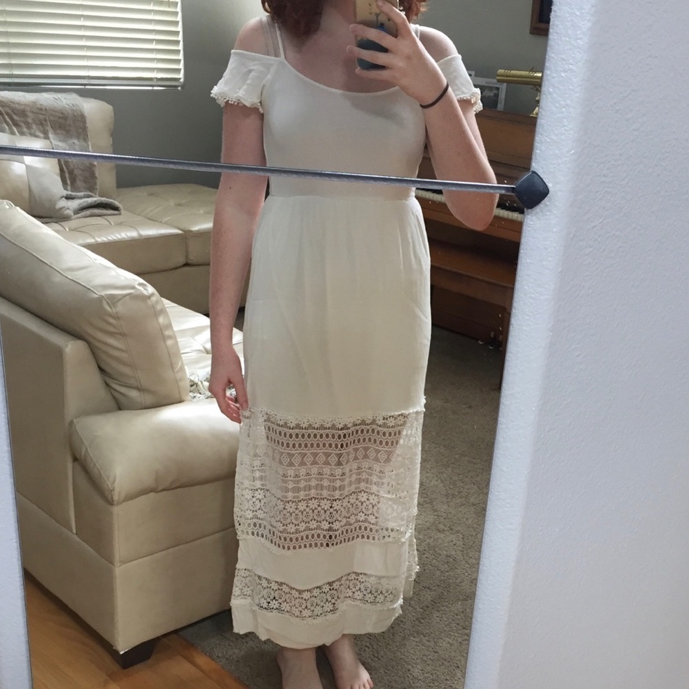 White Lace Off-the-shoulder Maxi Dress